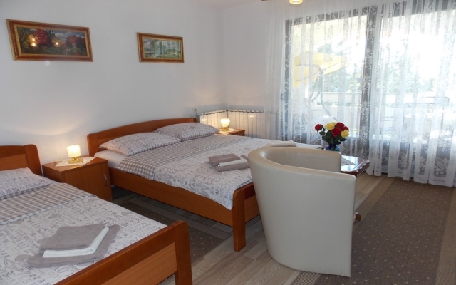 Apartment Ivo - with parking : A1 Malinska, Island Krk