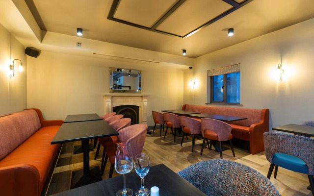 Castle Varagh Hotel & Bar