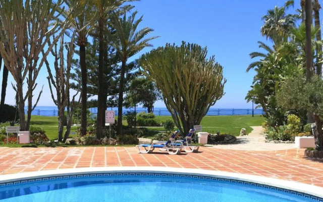 Amazing 3bedroom flat with seafront views & pool by SharingCo