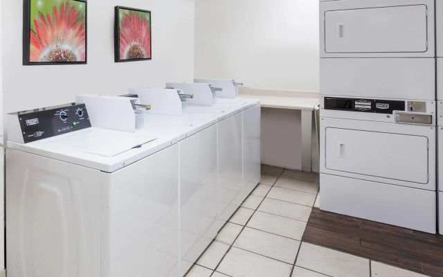 Days Inn by Wyndham St. Petersburg / Tampa Bay Area
