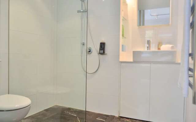 Luxurious 3 Bedroom Apartment With Parking Near CBD