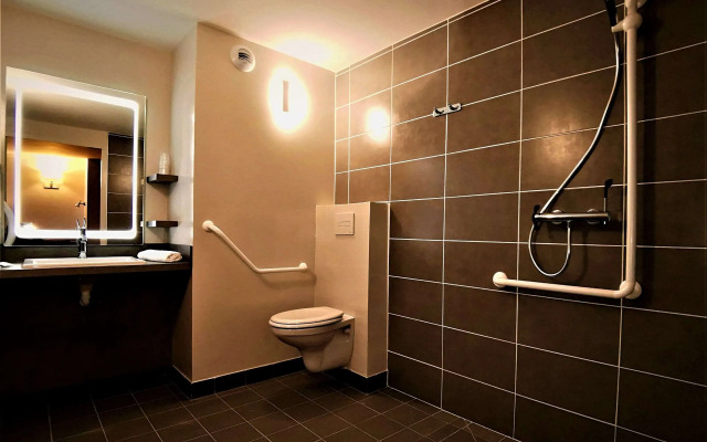 Brit Hotel Confort Pau Lons