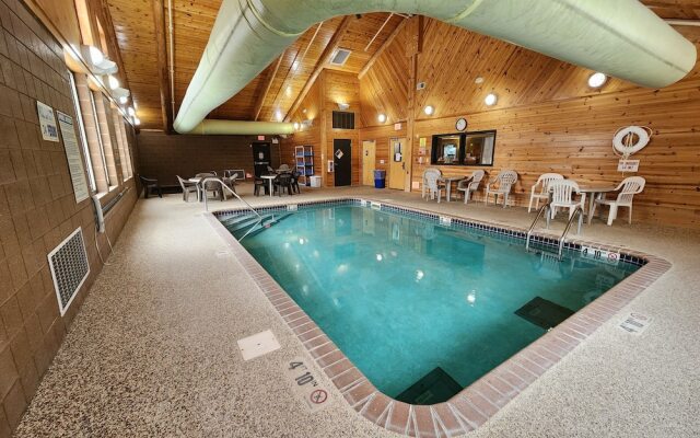 Pine Peaks Lodge & Suites