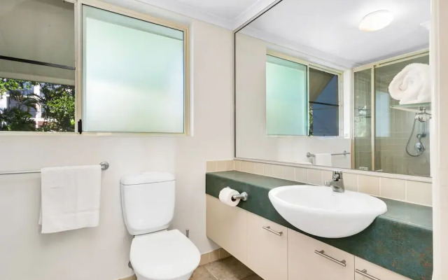 Beachfront Bliss 3-bedroom Apartment with Sea View 4