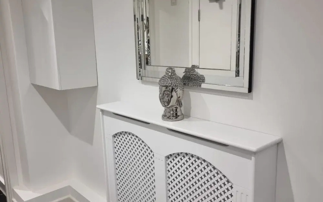 London Oasis Modern 2BR Apartment