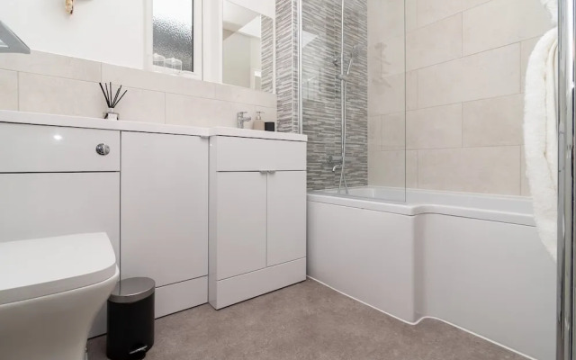 Little Boat: A Modern Beachside Flat