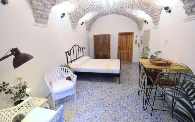 Large, Stunning Studio Apartment, Central Location