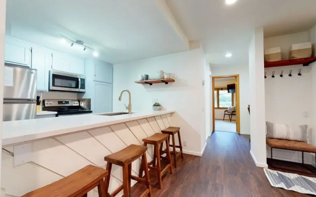 Snowcreek III 441 Pet-Friendly, BBQ Grill, Updated and On the Snowcreek Meadow by RedAwning