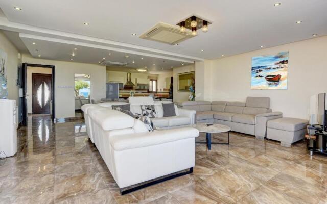 Mike & Lenos Tsoukkas Seaview Apartments