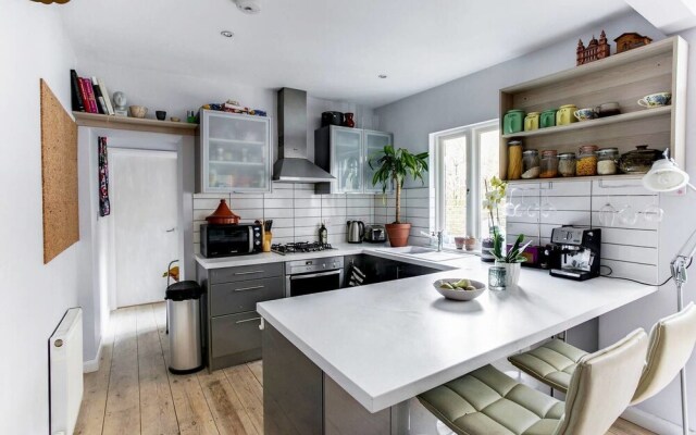 Bright 3 Bedroom Trendy Home by Hampstead