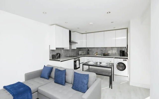 Modern 2 Bedroom House With Free Gated Parking