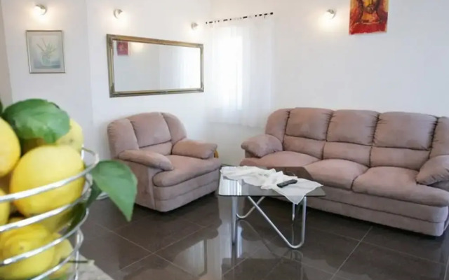 Okrug Gornji Luxurious Escape Villa With Pool