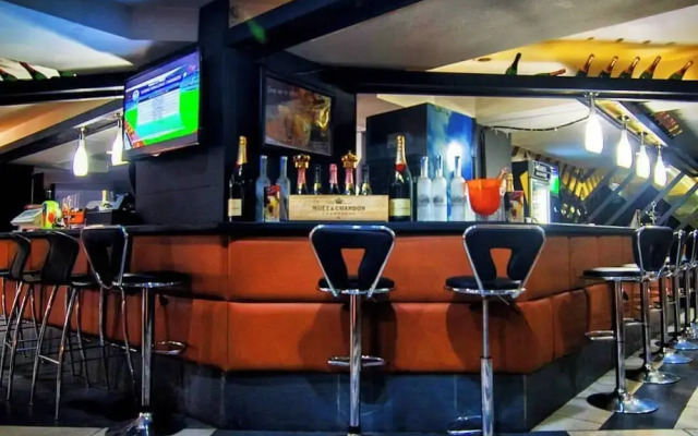 Rolak Hotel and Suites