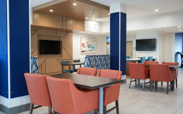 Holiday Inn Express & Suites Dallas Southwest-Cedar Hill by IHG