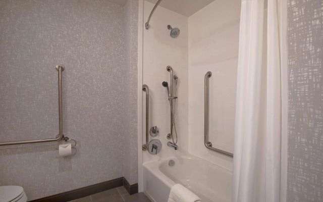 Hampton Inn & Suites Ottawa West