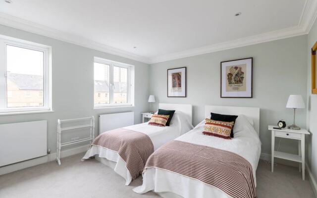 Gorgeous 5 Bed Sleeps 10 In Battersea Village