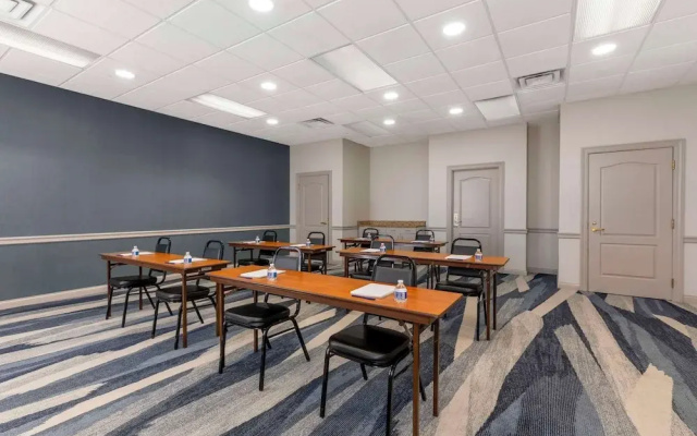 Country Inn & Suites By Carlson Cuyahoga Falls