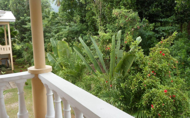 Reef Holiday Apartments