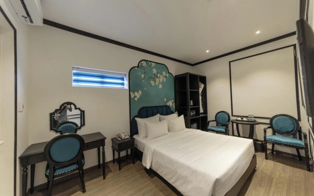 Azen Lakeside Hotel & Travel