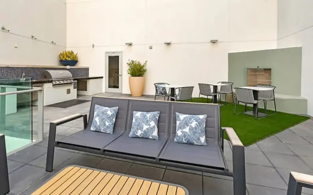 Stylish Getaway W Pool GYM Parking 10 Min to Cedar