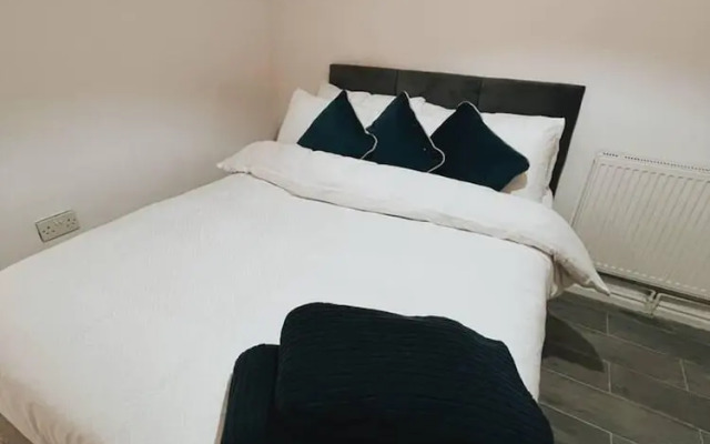 Stunning 3-bed House in Oldbury