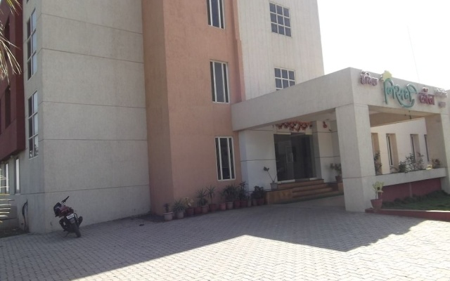 Hotel Nisarg Lounge — 3-star hotel in Talegaon Dhamdhere