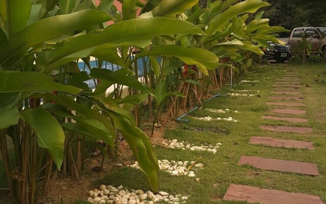 Bee Sleep Hostel & Nana Art gallery