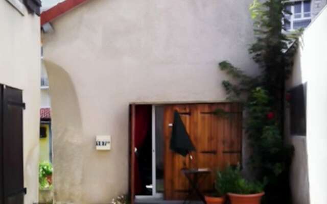 House With one Bedroom in Le Chesnay, With Furnished Garden