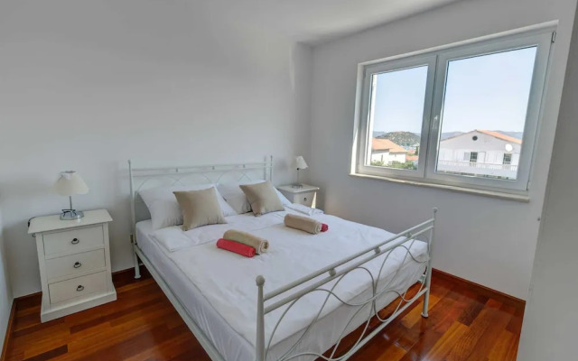 Adorable Apartment in Murter With Jacuzzi