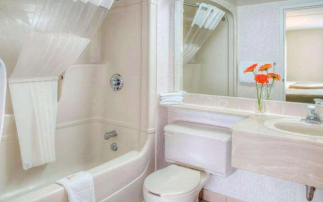 Quality Hotel & Suites Montreal East