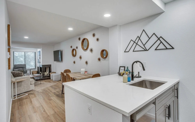 Remodeled Vail Condo w/ Hot Tub Access!