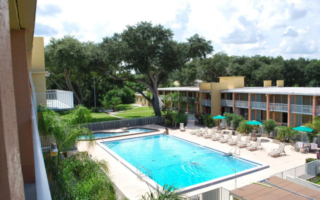 Howard Johnson by Wyndham Tropical Palms Kissimmee