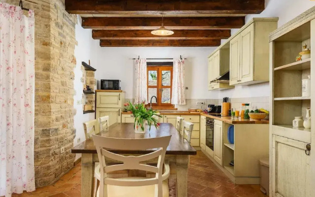 Beautiful Stone Villa in Tinjan With Swimming Pool