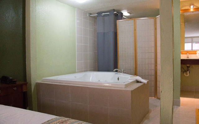 Cocomo Inn and Suites