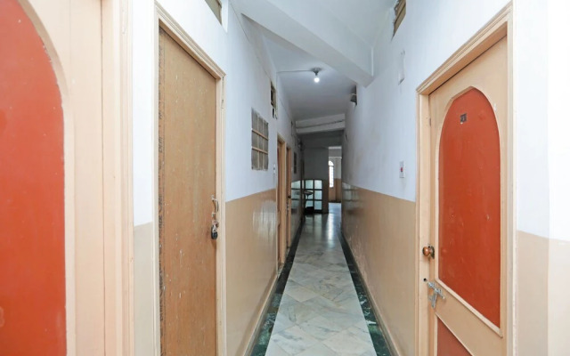 SPOT ON 45472 Hotel Savitri