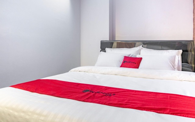 RedDoorz near Manhattan Times Square Medan 2
