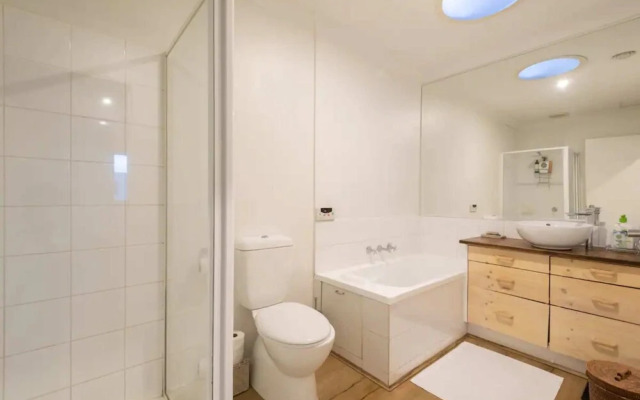 Spacious 2 Bedroom Apartment in Brunswick With Patio and Parking