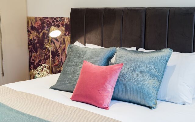 The Kensington Gardens - Modern & Bright 2BDR Flat
