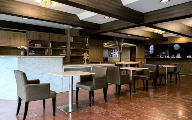 Watana Hotel