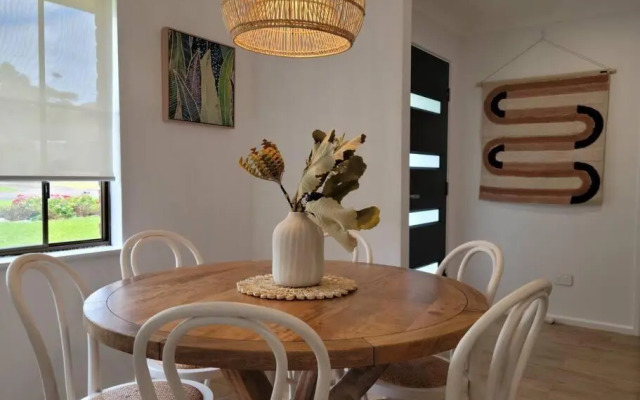 Coastal 3-bedroom home close by the beach