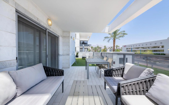 Pool side luxury suite at Royal Park-New Listing