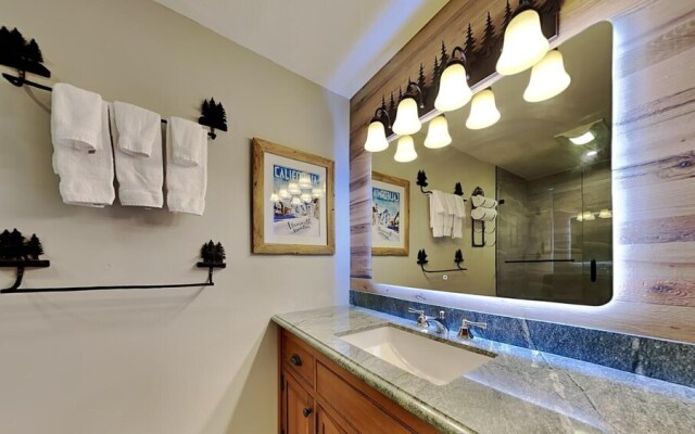 Slopeside Four Bedroom Homes at 1849 Condos - Free Wifi & Parking!