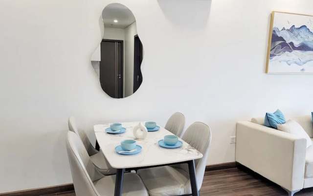 Modern Condo steps from Vincom Plaza