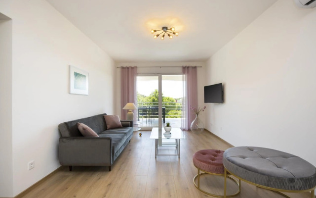 Apartment Mirna with Swimming Pool