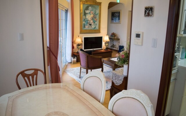 The Girl / Vacation Stay 15536