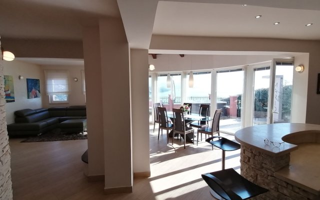 Luxury Three-bedroom Apartment With Amazing Overlook at the sea