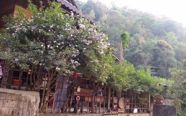 清迈湄康蓬胡安伯格哈格酒店(Maekampong Huean Bog Hug Chiangmai)