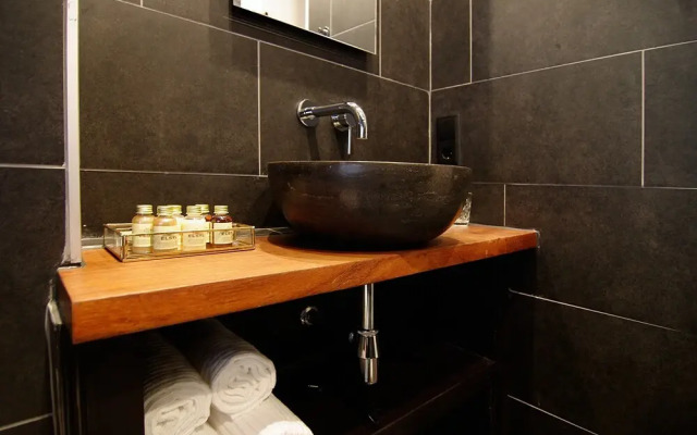 1637 Historic Canal View Suites