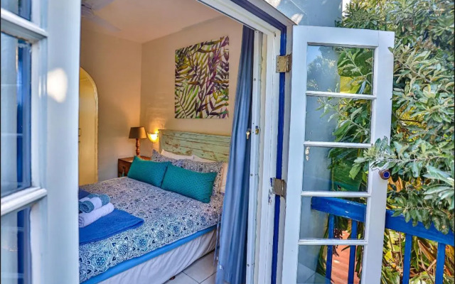 32 Akrotiri - Families only