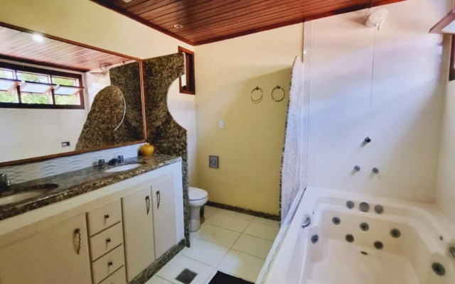 Casa Toscana 4 suítes, piscina e churrasqueira